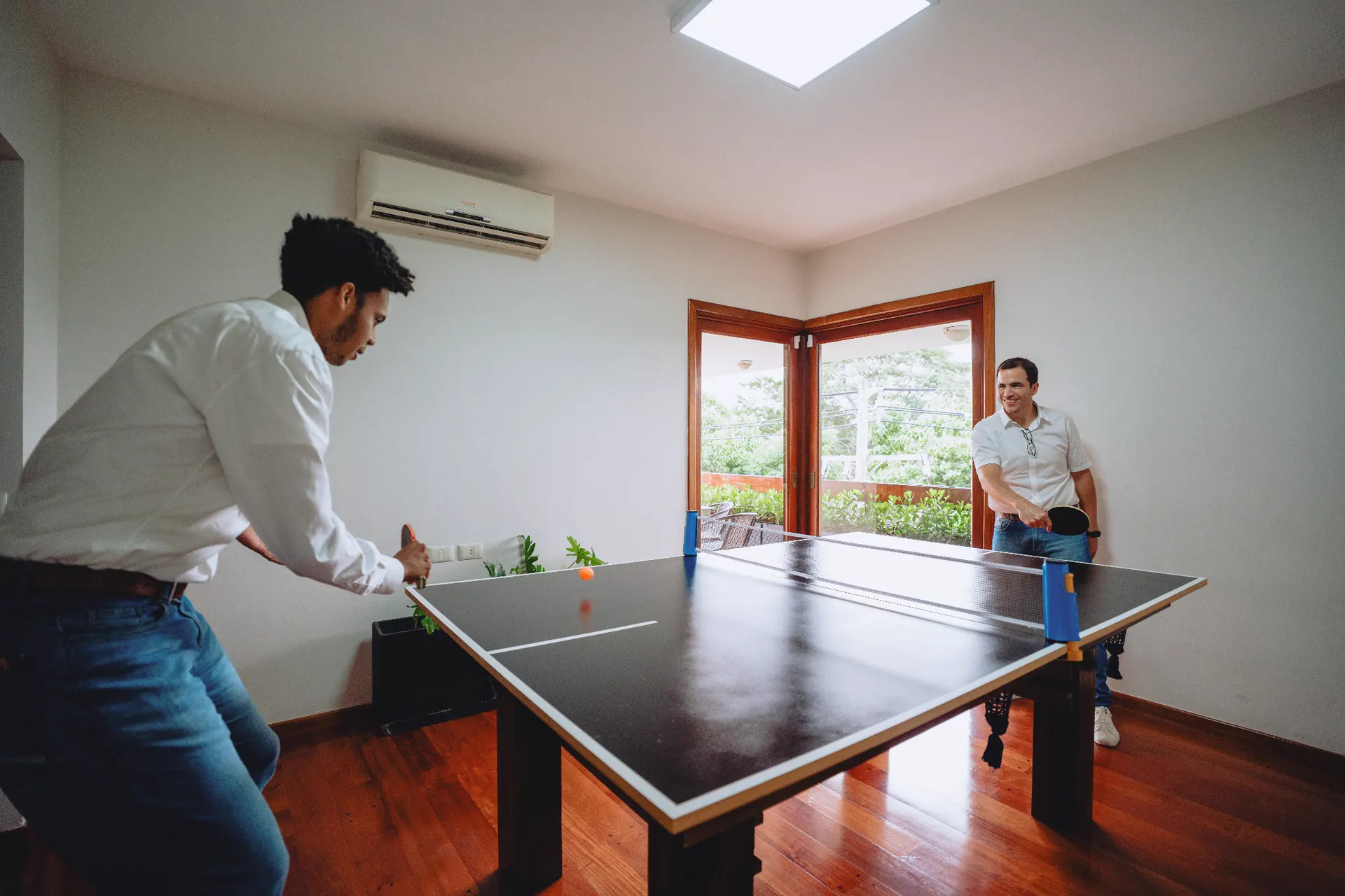 Sala de entretenimiento con ping-pong en la oficina de codeCrafters